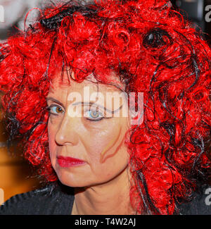 Eine Frau, gekleidet wie eine Hexe für Halloween oder Karneval Stockfoto