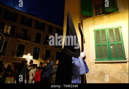 Palma de Mallorca/Spanien - 17. April 2019: Büßer nehmen Sie teil an der Prozession des Heiligen Christus von Santa Cruz in der Osterzeit heilige Woche in der Spanischen Stockfoto