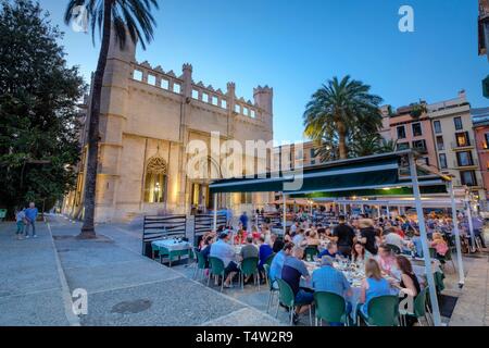 La Llotja, Frente Terrazas de Restaurante La Lonja, edificio Del Siglo XV, PalmaMallorca, Balearen, Spanien. Stockfoto