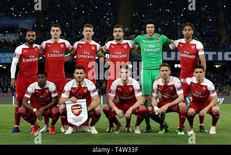 Hintere Reihe, von links nach rechts, von Arsenal Alexandre Lacazette, Granit Xhaka, Laurent Koscielny, Sokratis Papastathopoulos, Petr Cech und Pierre-Emerick Aubameyang. Vordere Reihe, von links nach rechts, Ainsley Maitland-Niles, Sead Kolasinac, Aaron Ramsey, Nacho Monreal und Lucas Torreira Line up vor dem UEFA Europa League Viertelfinale Rückspiel Match im Stadion San Paolo, Neapel. Stockfoto