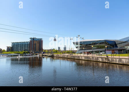 London, Großbritannien - 1. Mai 2018: Moderne Gebäude und Emirates Air Line Royal Victoria Dock in der Londoner dockladns Stockfoto