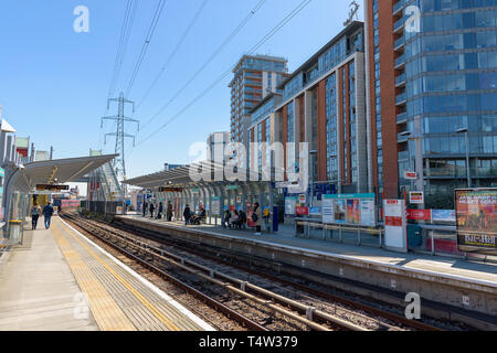 London, Großbritannien - 1. Mai 2018: Die Menschen warten auf den Zug auf die Royal Victoria DLR Station in den Docklands. Stockfoto