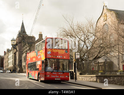 City Sightseeing Open Top Bus auf der Royal Mile, die Altstadt von Edinburgh, Schottland, Großbritannien Stockfoto