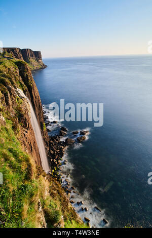 Mealt Falls auf der Isle of Skye im Frühling gegen Mittag Stockfoto