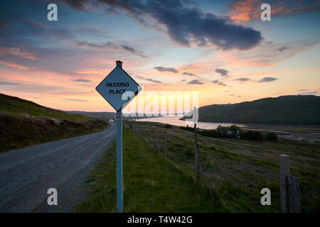 Sonnenuntergang über der Straße, die von den Feen Pools auf der Isle of skye führt Stockfoto