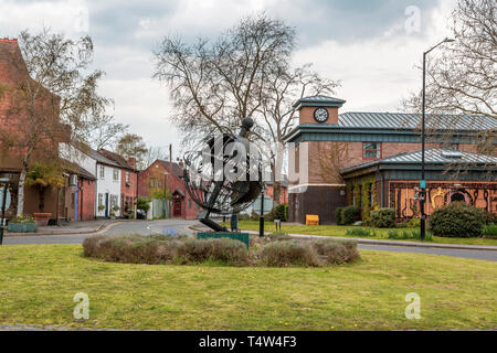 Globus auf Verkehrsinsel in Alcester Stadtzentrum. Stockfoto