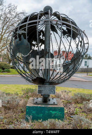 Globus auf Verkehrsinsel in Alcester Stadtzentrum. Stockfoto