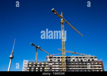 Krane auf einer Baustelle in der Nähe von Alexanderplatz in Berlin, Deutschland. Stockfoto