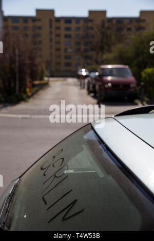 Das Wort 'Berlin' in den Staub auf der Rückseite des Autos Frontscheibe in Berlin geschrieben. Stockfoto