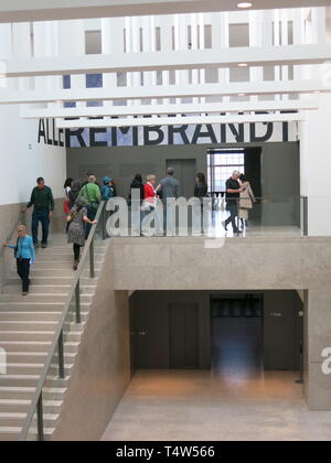 Besucher strömen alle Rembrandt Meisterwerke am Rijksmuseum, Amsterdam in einer Ausstellung zu sehen an den 350. Jahrestag seines Todes Mark; 2019 Stockfoto