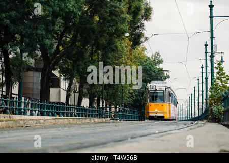 Die Linie 2 der Straßenbahn durch die Donau in Budapest. Stockfoto