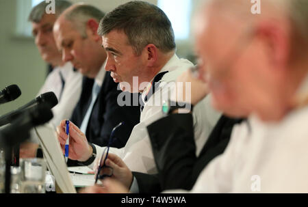 Gardasee Kommissar zeichnete Harris (Mitte) bei einem Treffen in der Öffentlichkeit mit der polizeilichen Behörde in Dublin Castle. Stockfoto