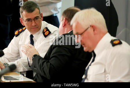 Gardasee Kommissar zeichnete Harris (links) nach einem Treffen in der Öffentlichkeit mit der polizeilichen Behörde in Dublin Castle. Stockfoto