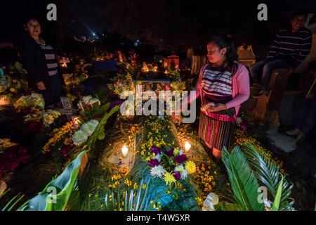 Oficiando ofrendas plegarias y del Dia de Muertos, cementerio General, Santo Tomás Chichicastenango, República de Guatemala, América Central. Stockfoto