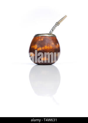 Argentinische oder uruguayian Calabash für Mate und die Bombilla auf weißem Hintergrund. Typische warme Getränke Stockfoto