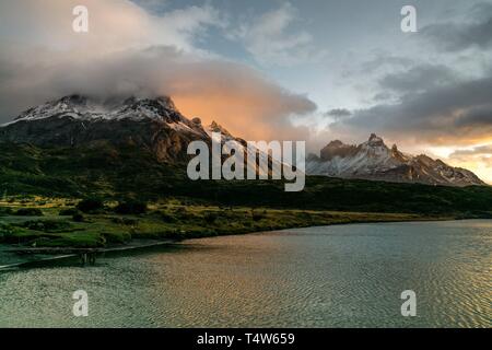 Cuernos Del Paine, Lago Pehoé, 2600 Metros, trekking W, Parque Nacional Torres del Paine, Sistema Nacional de Áreas Protegidas Silvestres del Estado de Chile Patagonien, República de Chile, América del Sur. Stockfoto