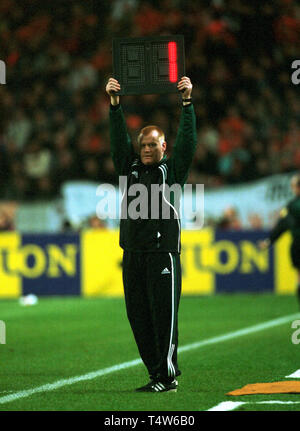 Amsterdam Arena Niederlande, 13.2.02, Fußball: Internationales freundliches Holland (orange) vs England (weiss) 1:1------- Vierte Offizielle hält bis elektrische board Anzeige der verbleibenden Spielzeit 1 Min. Stockfoto