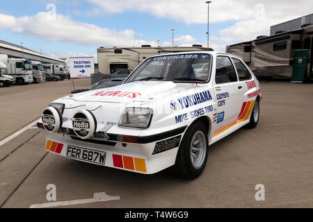 Ein 1980 Vauxhall Chevette HSR von Paul Watkins und Bill Gwynne, in der Internationalen Paddock getrieben, während der 2019 Silverstone Classic Media Day Stockfoto