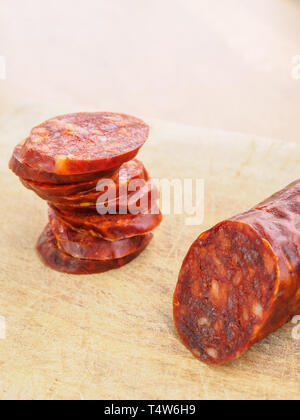 Iberische Chorizo, Spanische chorizo ​​Or Spanische Wurst in Scheiben schneiden auf einem Holzbrett. Typisch spanisches Gericht Stockfoto