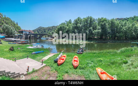 Alte Brücke über Fluss Crnojevica in Montenegro Stockfoto