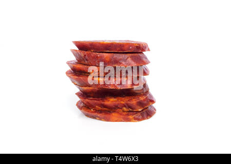 Iberische Chorizo, Spanische chorizo ​​Or Spanische Wurst in Scheiben schneiden, auf ein anderes auf einem weißen Hintergrund, typisch spanische Tapas Stockfoto