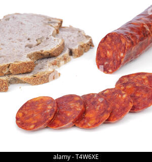Iberische Chorizo, Spanische chorizo ​​Or Spanische Wurst mit seinen Schichten platziert man auf einem anderen auf einem weißen Hintergrund mit seiner Reflexion mit rustikalen Brea Stockfoto