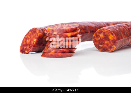 Iberische Chorizo, Spanische chorizo ​​Or Spanische Wurst mit seinen Schichten platziert man auf einem anderen auf einem weißen Hintergrund mit seiner Reflexion, typische Tapa Stockfoto