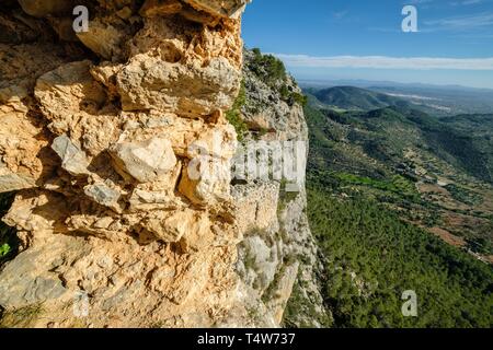 Cova de Sant Antoni, Cingle d'en Cladera, Castillo de Alaró, Alaró, Serra de Tramuntana, Mallorca, Balearen, Spanien. Stockfoto