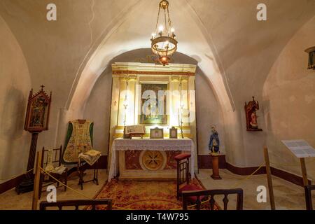 Capilla vertraut con Pintura al Oleo de la Virgen de Montserrat, Casa Olivar, 1633, Ciutadella, Menorca, Balearen, Spanien. Stockfoto