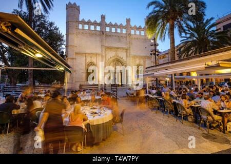 La Llotja, Frente Terrazas de Restaurante La Lonja, edificio Del Siglo XV, PalmaMallorca, Balearen, Spanien. Stockfoto