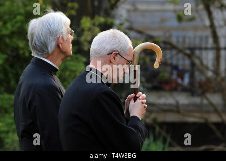 Der Erzbischof von Canterbury Justin Welby (rechts) mit dem Dekan der Kathedrale von Canterbury die Sehr Pfr. Dr. Robert Willis (links) als Bell Harry Mautgebühren für sieben Minuten, in Kirchen und Kathedralen im ganzen Land ein Zeichen der Solidarität nach dem verheerenden Brand in der Kathedrale Notre-Dame de Paris Anfang dieser Woche. Stockfoto