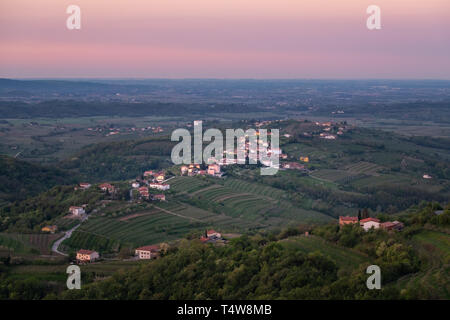 Kleines Dorf Kozana am frühen Morgen zwischen den Weinbergen in der Weinregion Brda in Slowenien in der Nähe der Grenze zu Italien in Europa Stockfoto