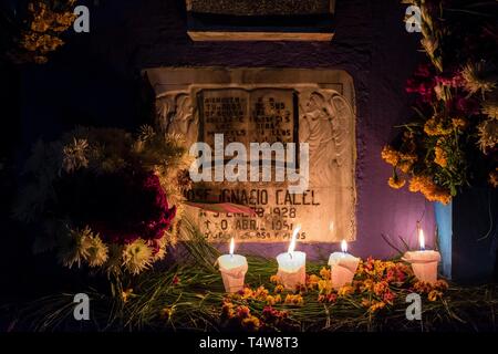 Oficiando ofrendas plegarias y del Dia de Muertos, cementerio General, Santo Tomás Chichicastenango, República de Guatemala, América Central. Stockfoto