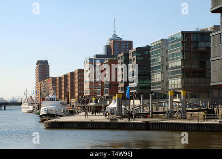 Hafencity: Sandtorhafen mit moderner Architektur, Hamburg, Deutschland. Hafencity an der Elbe Insel Lemberg entfernt, auf dem ehemaligen Hamburger Hafen Stockfoto