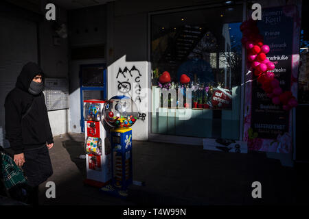 Süße Dispenser und Ballons außerhalb ein Shop in Kottbusser Tor, Berlin, Deutschland. Stockfoto