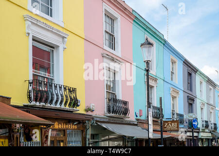 Farbenfrohe Gebäude entlang der Portobello Road. Notting Hill, West London. Großbritannien Stockfoto