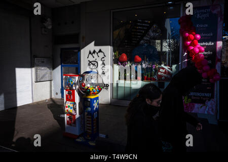 Süße Dispenser und Ballons außerhalb ein Shop in Kottbusser Tor, Berlin, Deutschland. Stockfoto