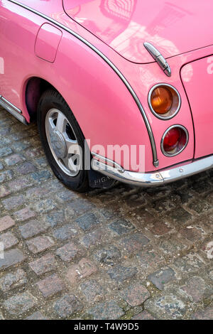 1991 rosa Nissan figaro Auto in Elvaston Mews, South Kensington, SW7, London geparkt. England Stockfoto