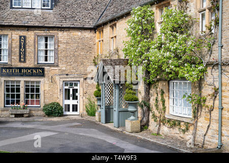 Cotswold Steinhaus und Antiquitätengeschäft im Marktplatz von Stow on the Wold, Cotswolds, Gloucestershire, England Stockfoto