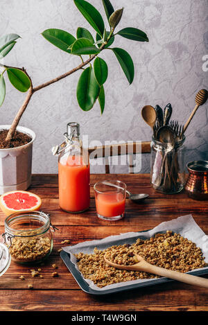 Gesundes Frühstück mit hausgemachtem Müsli und frisch gepressten Grapefruitsaft Stockfoto
