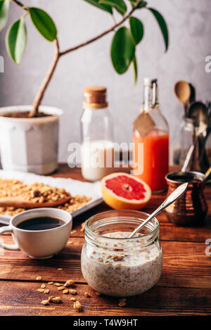 Bereit Müsli Frühstück mit türkischem Kaffee, Grapefruit und Saft zu essen Stockfoto