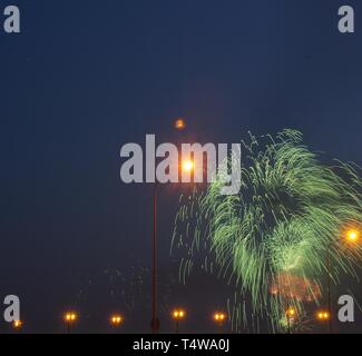 Bunte blitze Feuerwerk in den Nachthimmel. Feuerwerk. Urlaub. Stockfoto