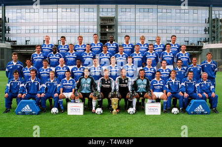 Gelsenkirchen, Deutschland 11,7.2001, Fußball: Mannschaftspräsentation des Bundesligavereins Schalke 04 --- hintere Reihe fr links: Markus HAPPE, Sladan PERIC, Niels OUDE KAMPHUIS, Tomasz HAJTO, Victor AGALI, Nico VAN KERKHOVEN, Youri MULDER, Tomasz WALDOCH, Marco VAN HOOGDALEM; 2nd Reihe hinten, von links: Jiri NEMEC, Gerald ASAMOAH, Ebbe SAND, Benjamin KOCH, Andreas MOELLER, Jörg BOEHME, Christian MIKOLAJCZAK, Marc WILMOTS, Kristijan DJORDJEVIC, Sven VERMANT; 3rd Reihe von hinten, von links: Christian FRANK, Sergio PINTO, Benjamin WINGERTER, Yves EIGENRAUCH, Emile MPENZA, SVEN KMETSCH, BESCHREIBUNG PRÜFEN! Stockfoto