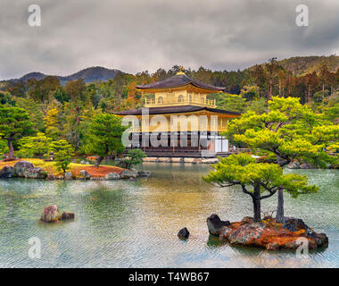 Tempel von Kyoto. Kinkaku-ji (Tempel des Goldenen Pavillon), Kyoto, Japan Stockfoto