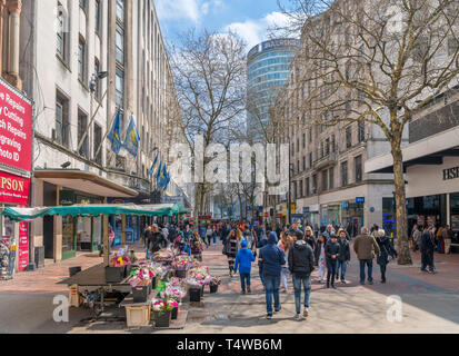 Die Geschäfte in der Neuen Straße in Richtung der Stierkampfarena, Birmingham, West Midlands, England, Großbritannien Stockfoto