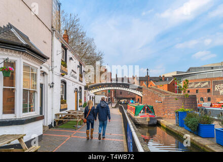 15-04 durch die Bar am Kanal am Kanal des Gas Street Basin, Birmingham, West Midlands, England, Großbritannien Stockfoto