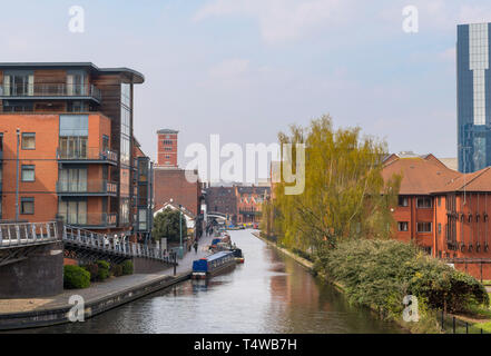 Waterfront Apartments entlang der Worcester und Birmingham Canal gesehen aus der Mailbox, Birmingham, West Midlands, England, Großbritannien Stockfoto