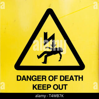 Die Gefahr des Todes Zeichen außerhalb eines Strom Umspannwerk, England, Großbritannien Stockfoto