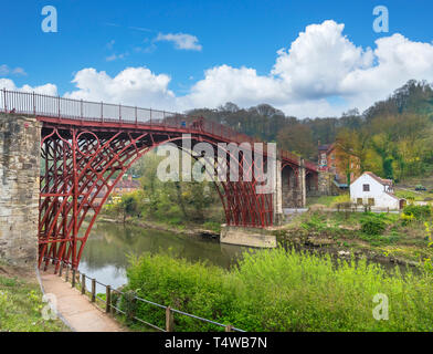 Ironbridge Gorge, UK. Die historischen des 18. Jahrhunderts Eiserne Brücke über den Fluss Severn, Ironbridge, Coalbrookdale, Shropshire, England, Großbritannien Stockfoto