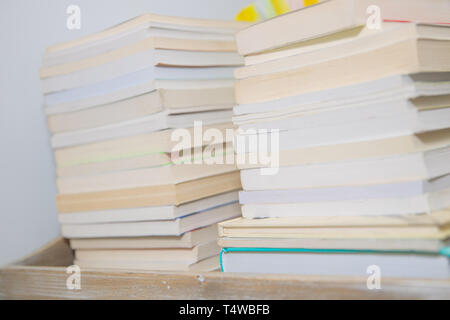 Stapel von bunten Bücher auf background-image Stockfoto